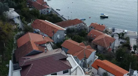 Pogled iz vazduha na mediteranske kuće sa crvenim krovovima u blizini mora. - image 11