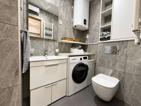 Moderno opremljeno kupatilo sa sanitarijama, umivaonikom i veš mašinom. - image 10