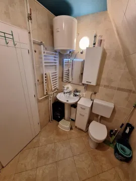 Manje kupatilo obloženo keramičkim pločicama sa toaletom, umivaonikom i bojlerom. - image 17