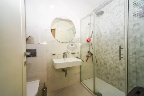 Moderne kupatilo sa tuš kabinom, umivaonikom i okruglim ogledalom. - image 9