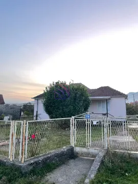 Pogled na spoljašnjost kuće sa dvorištem i ogradom. - image 3