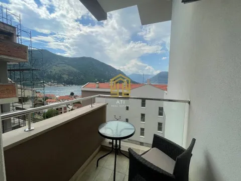 Namješten balkon sa garniturom za sjedenje i pogledom na more i planine. - image 7