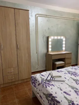 Spavaća soba sa ormarom, krevetom i stočićem za šminkanje sa ogledalom. - image 7