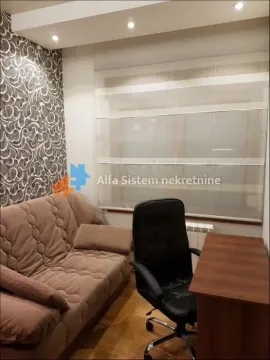 Manja soba opremljena kaučem, radnim stolom i kancelarijskom stolicom. - image 6