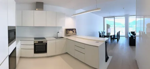 Moderna bijela kuhinja otvorenog koncepta sa trpezarijom. - image 4
