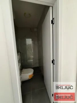 Pogled iz hodnika na kupatilo sa sanitarijama u novogradnji. - image 8