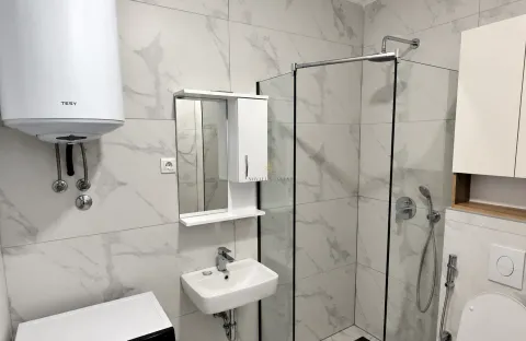 Moderno opremljeno kupatilo sa tuš kabinom, umivaonikom i bojlerom. - image 8