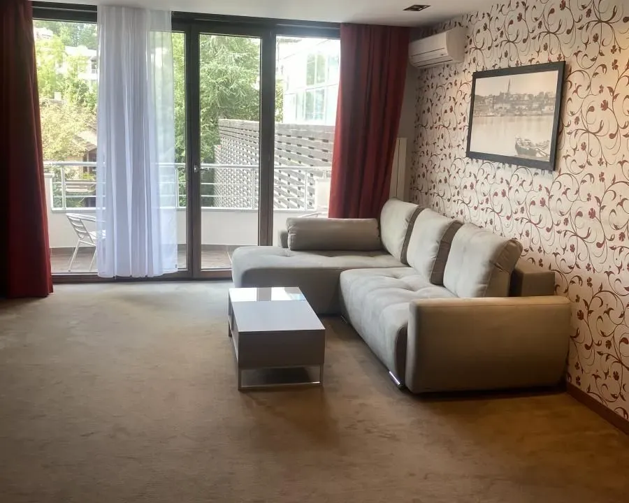 Izdavanje, četvorosoban stan, 160m², Savski Venac, Beograd