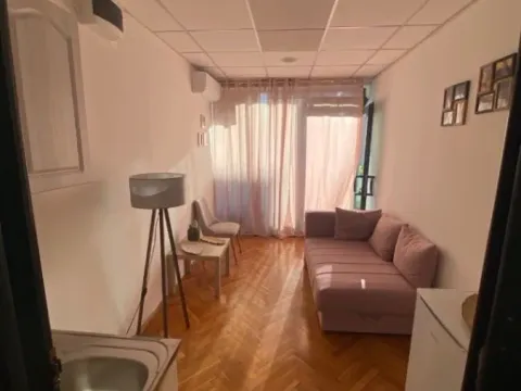 Izdavanje, poslovni prostor, 21m², Preko Morače, Podgorica - image 1