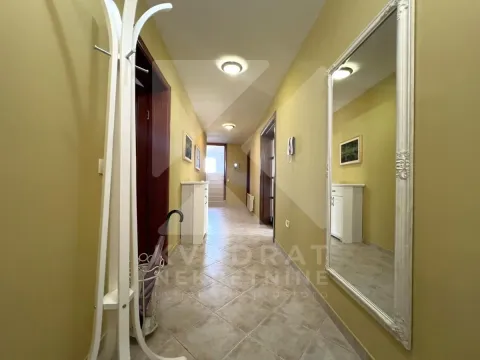 Prodaja, kuća, 200m², Tološi, Podgorica - image 18