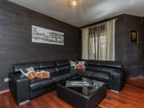 Izdavanje, trosoban stan, 130m², Dobrota, Kotor - image 7