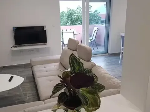 Izdavanje, stan, 95m², Kotor, Crna Gora - image 2