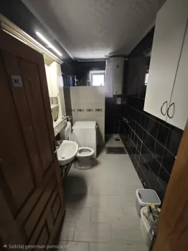 Pogled na kupatilo sa sanitarijama i veš mašinom. - image 9