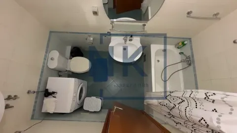 Pogled odozgo na kupatilo sa kadom, umivaonikom, WC šoljom i veš mašinom. - image 11