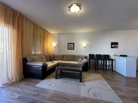 Dnevna soba sa ugaonom garniturom, klub stolićem i šankom sa barskim stolicama. - image 8