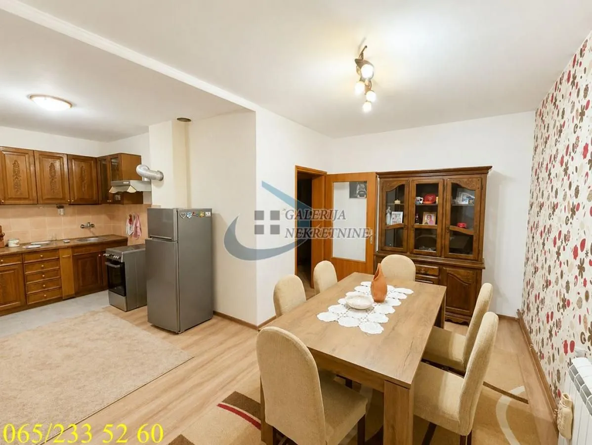 Prodaja, kuća, 212m², Centar, Inđija