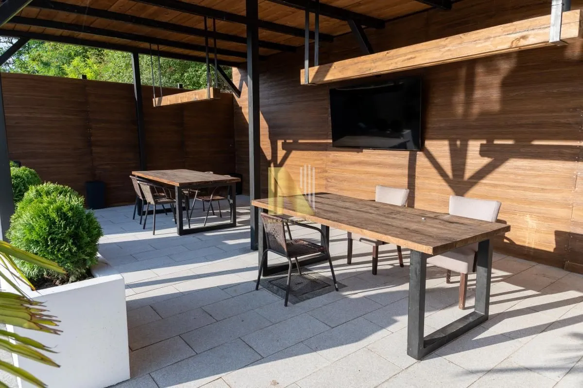 Izdavanje, kuća, 300m², Beočin, Srbija