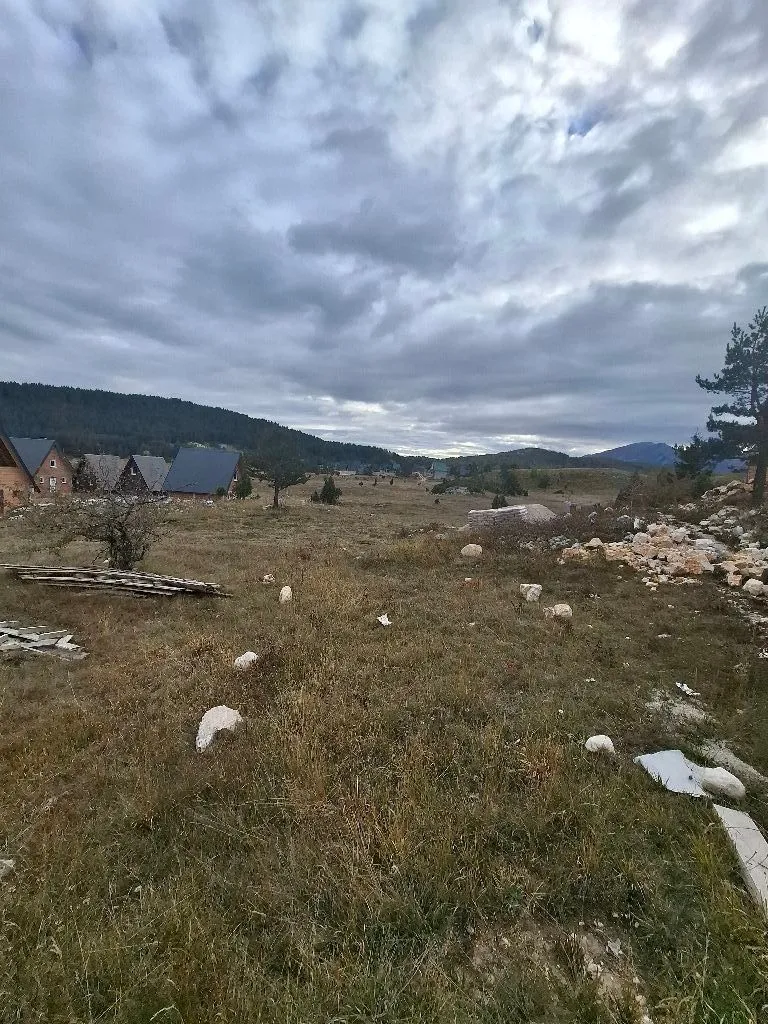 Pogled na plac sa okolnim vikendicama i prirodom.