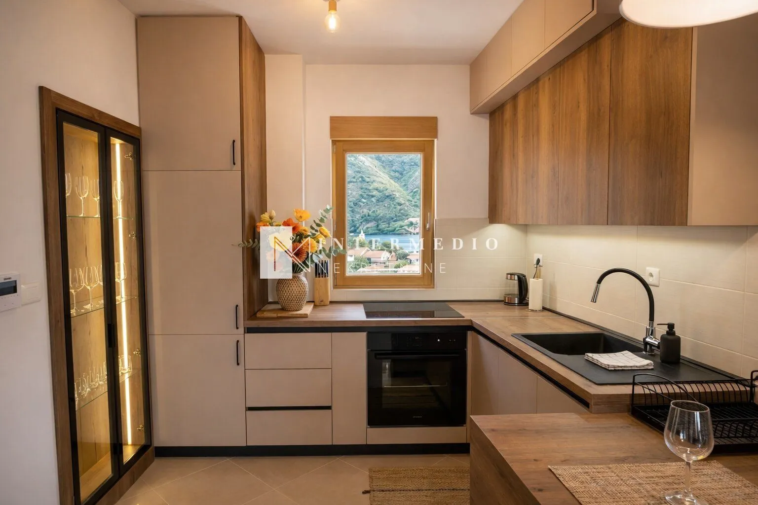 Prodaja, dvosoban stan, 62m², Dobrota, Kotor