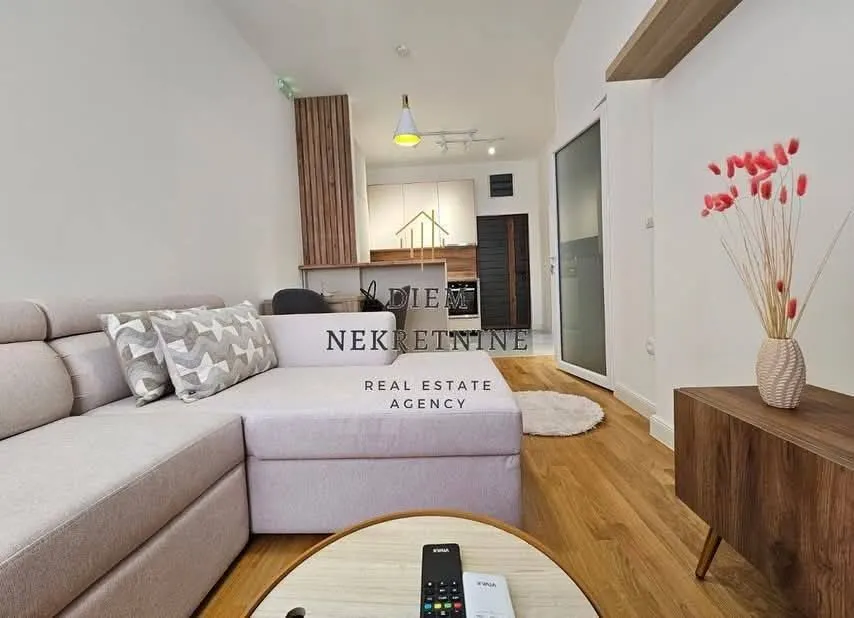 Izdavanje, jednosoban stan, 38m², Centar, Bar