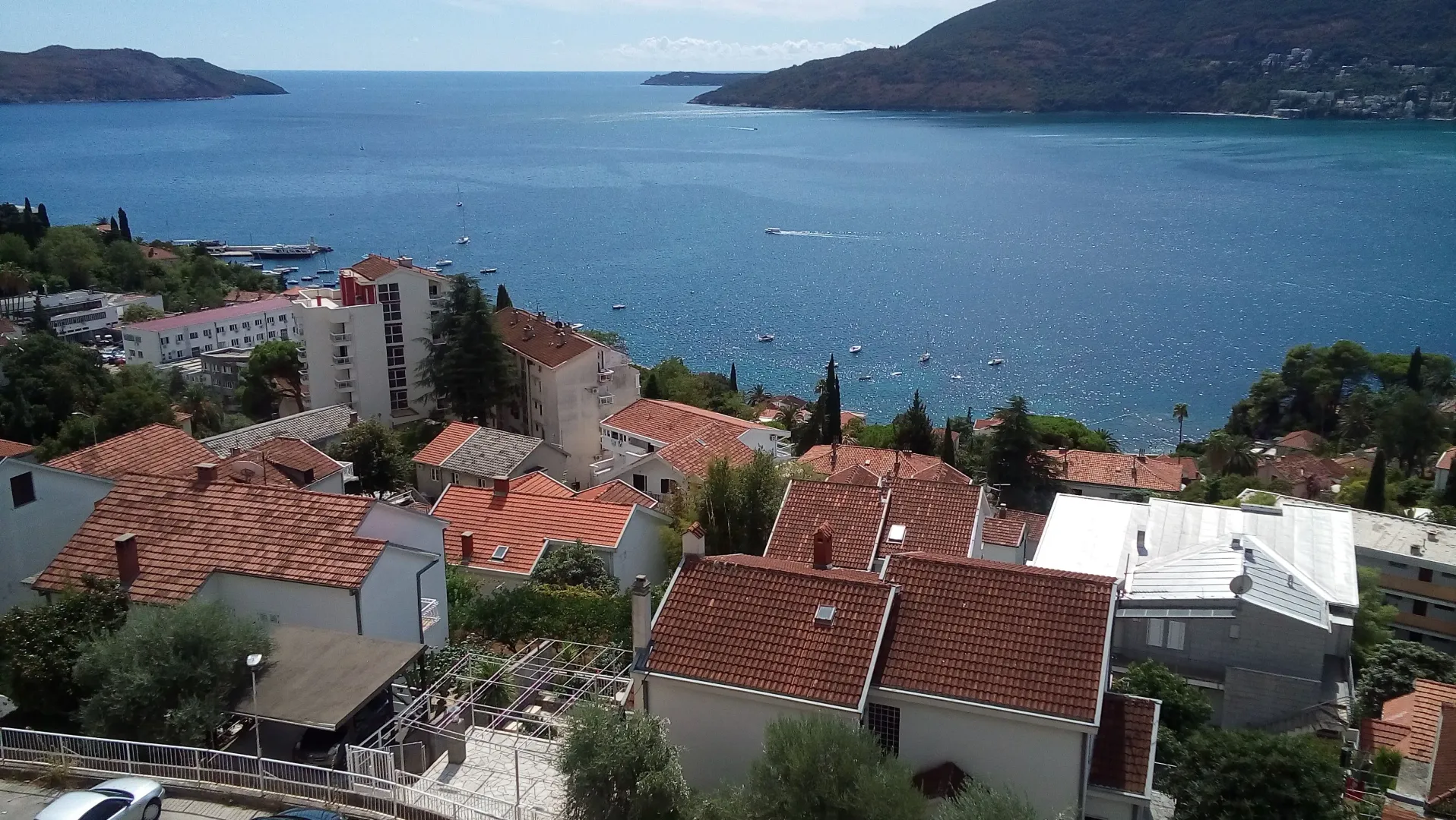 Pogled sa terase na more i primorski grad.