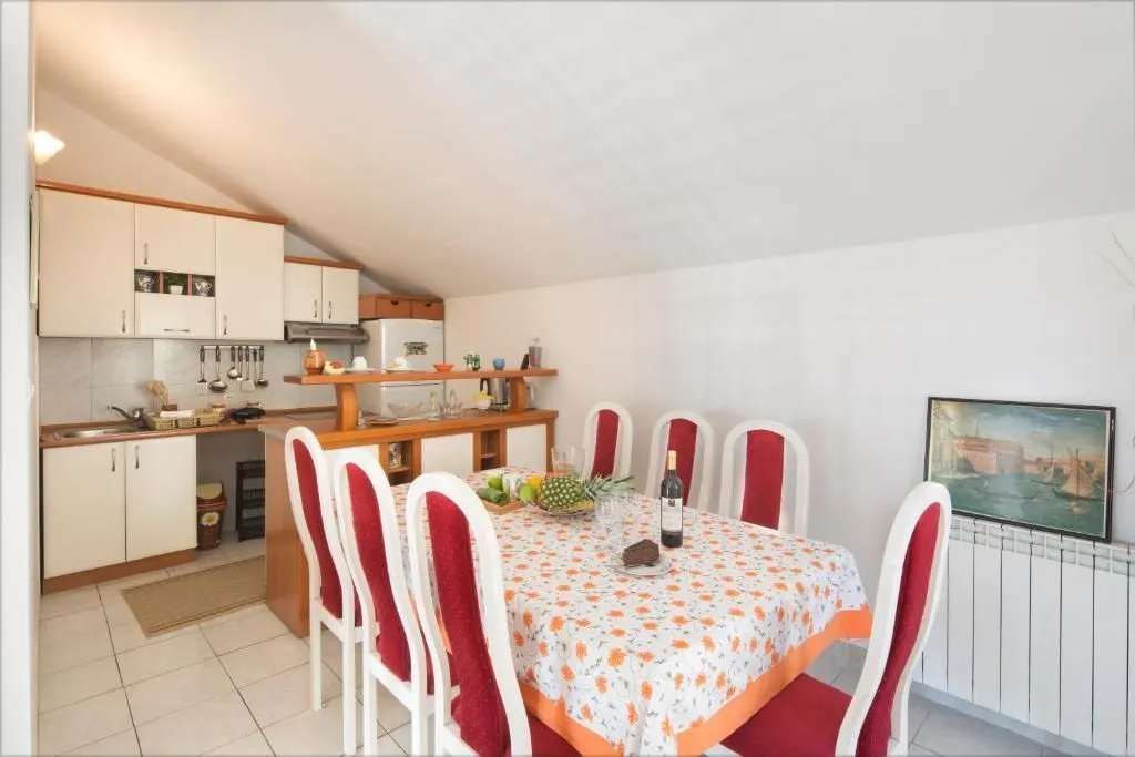 Izdavanje, dvosoban stan, 85m², Budva, Crna Gora