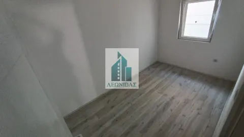 Prazna soba sa svetlim laminatom i jednim prozorom. - image 9