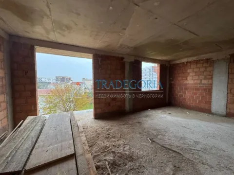 Pogled na nenamještenu prostoriju u izgradnji sa otvorenim otvorima za prozore i vrata. - image 7
