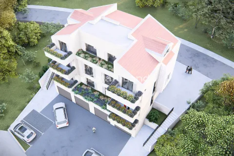 Pogled iz vazduha na modernu višestambenu zgradu sa uređenim terasama i dvorištem. - image 11