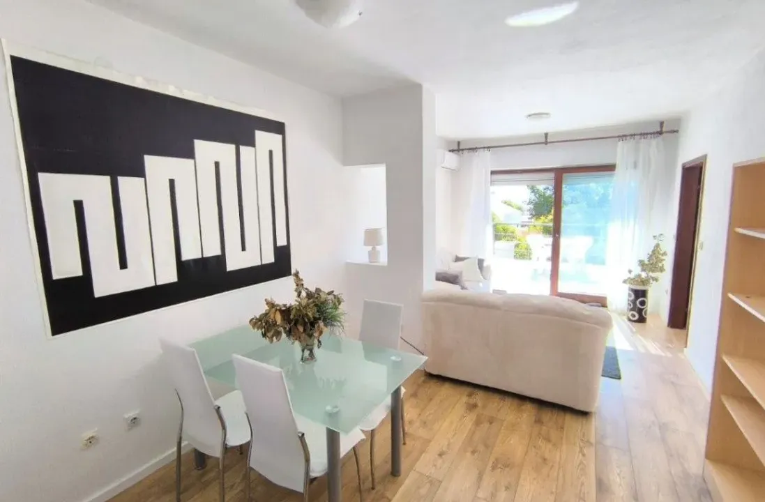 Izdavanje, dvosoban stan, 90m², Lazi, Budva