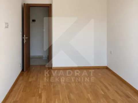 Prazna soba sa drvenim podom i otvorenim vratima. - image 7