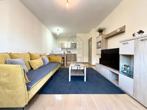 Dnevni boravak sa garniturom i TV komodom. - image 3