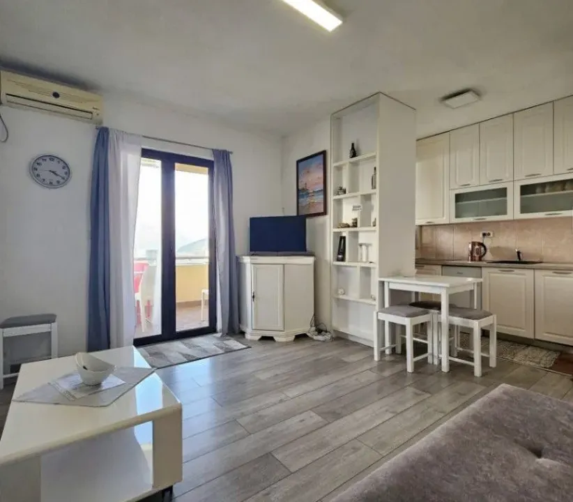 Izdavanje, trosoban stan, 100m², Gospoština, Budva