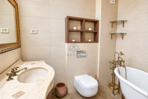 Moderne kupatilo opremljeno umivaonikom, WC šoljom i samostojećom kadom. - image 3