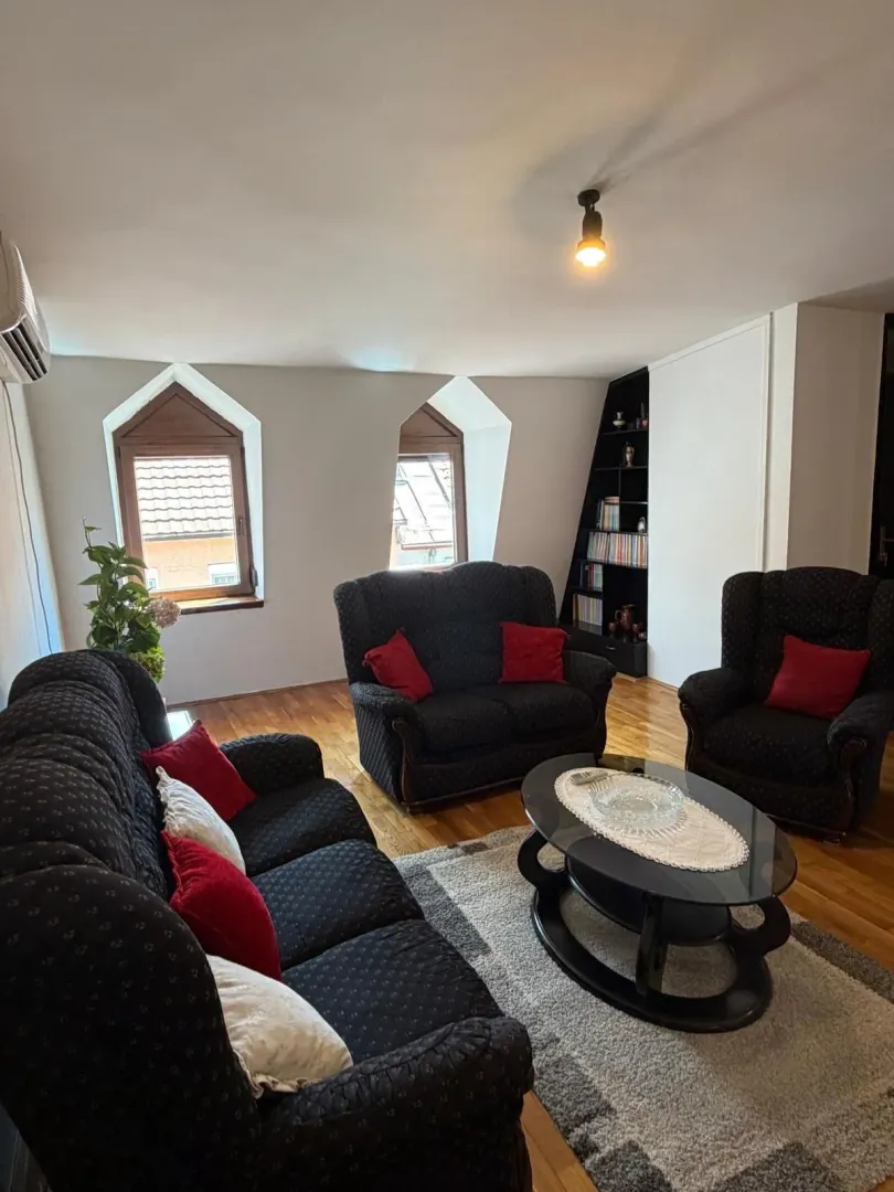 Izdavanje, dvosoban stan, 82m², Centar, Cetinje