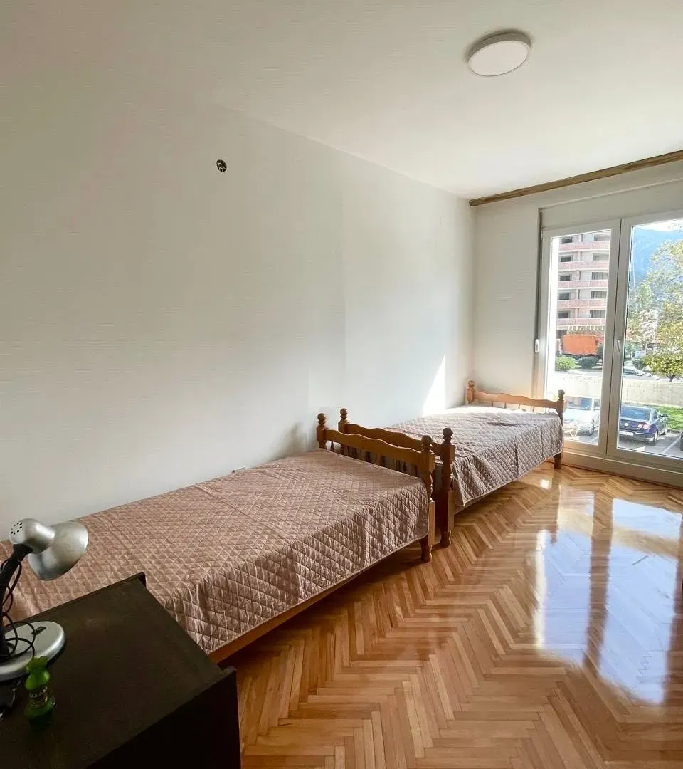 Izdavanje, dvosoban stan, 67m², Centar, Bar