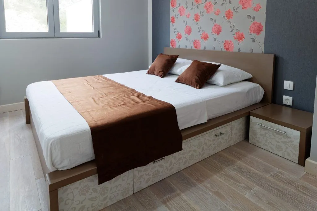 Furnished bedroom with a double bed and a nightstand.