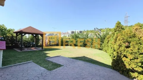 Uređeno dvorište sa travnjakom, popločanim stazama i drvenom sjenicom. - image 5
