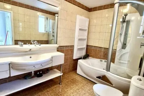 Kupatilo opremljeno umivaonikom, kadom sa tuš kabinom i sanitarijama. - image 3