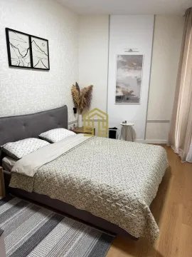 Uređena spavaća soba sa bračnim krevetom. - image 9
