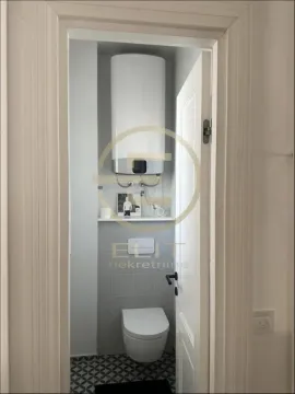 Pogled na kupatilo sa wc šoljom i bojlerom. - image 23
