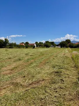 Pogled na prostrani ravni plac i okolno zelenilo. - image 4