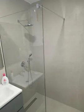 Moderne kupatilo sa tuš kabinom i umivaonikom. - image 10