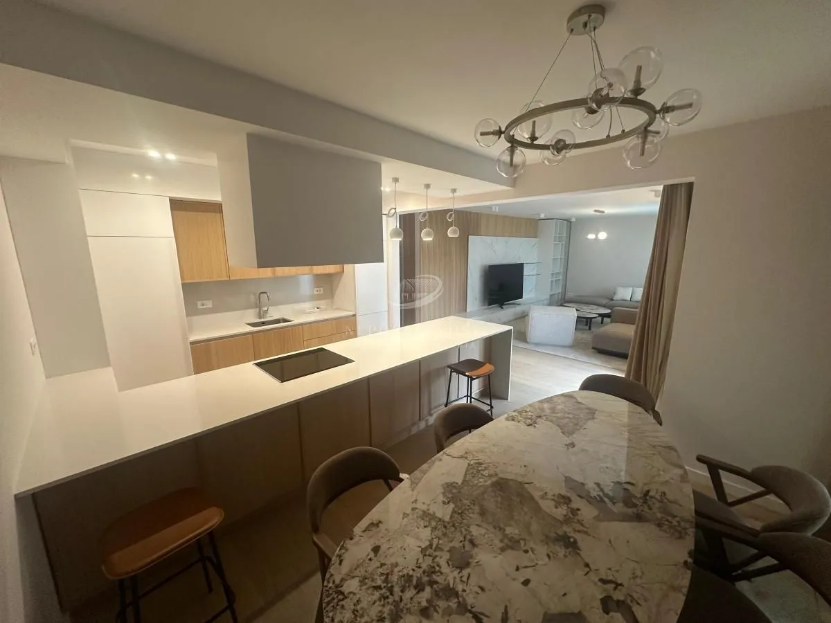 Izdavanje, četvorosoban stan, 130m², Južni Bulevar, Vračar Sve Podlokacije
