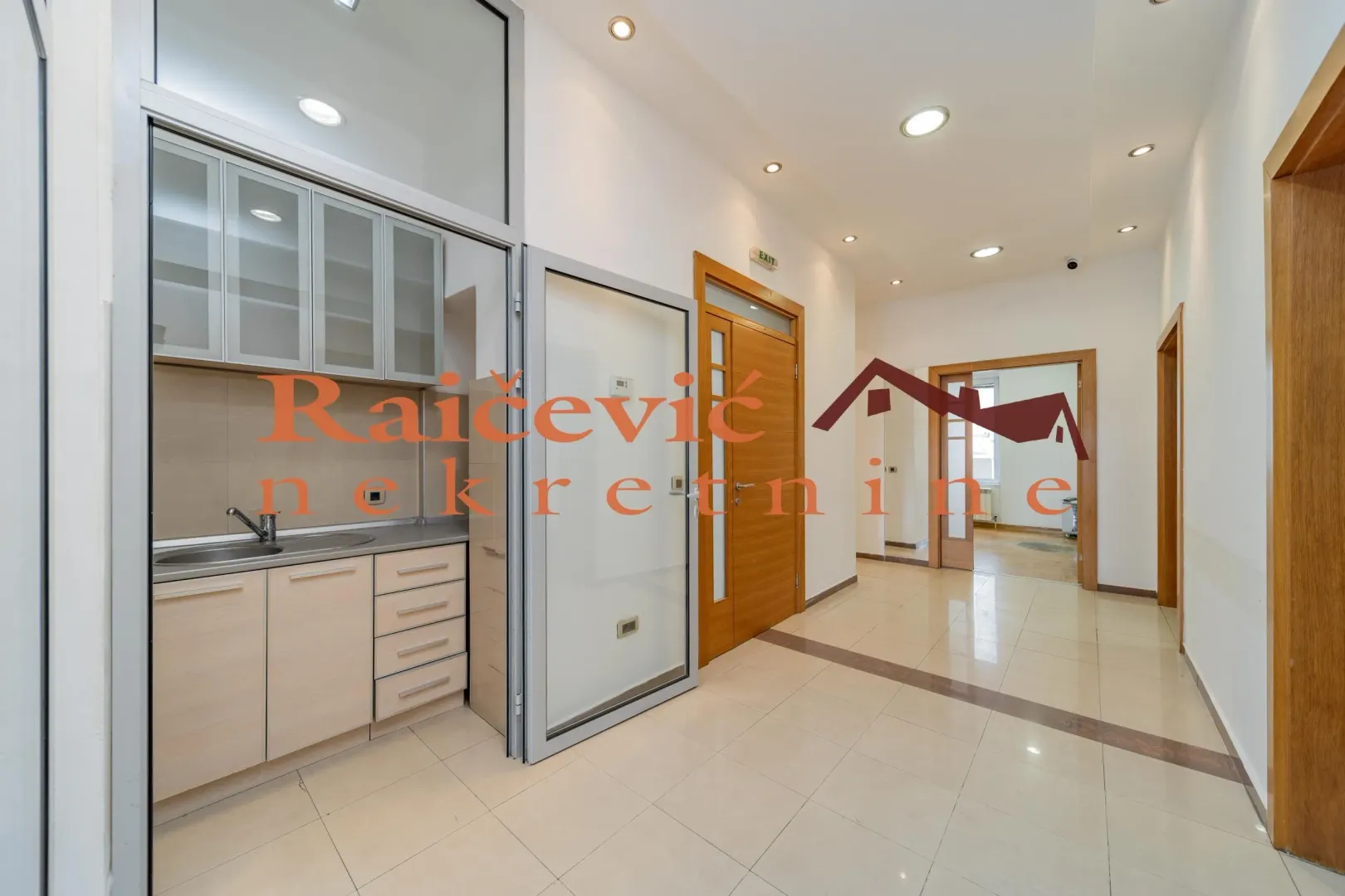 Rent, office space, 1040m², Palilula, Niš