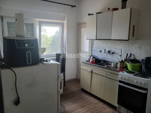 Starija kuhinja sa osnovnim elementima, sudoperom i šporetom. - image 2