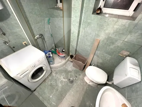 Manje kupatilo sa tuš kabinom, wc šoljom i veš mašinom. - image 8
