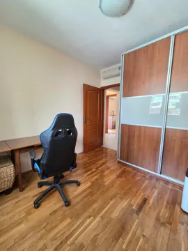 Manja soba sa drvenim podom, radnim stolom, stolicom i velikim ugradnim garderoberom. - image 3