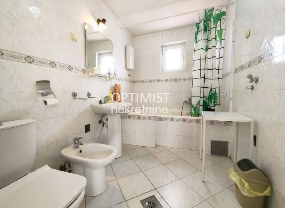 Kompaktno kupatilo sa kadom, umivaonikom, bideom i WC šoljom.