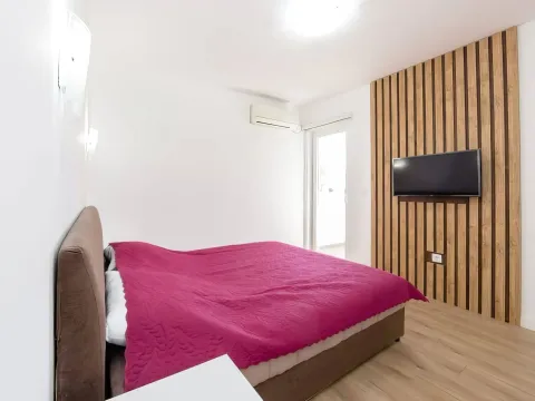 Rent, two bedroom apartment, 77m², Bečići, Budva - image 10
